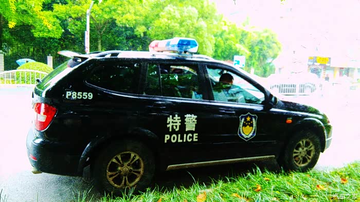 警车已经到位,维持安保工作