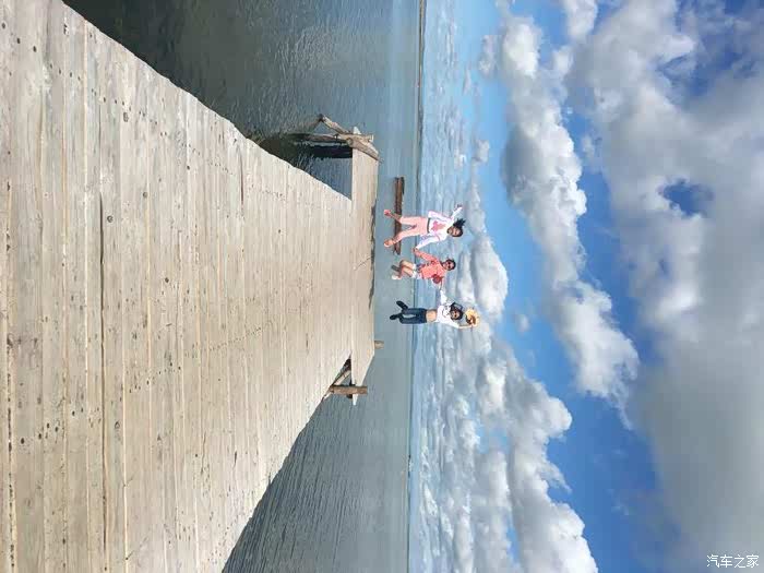 带孩子们出去玩,一家人在一起开心最重要