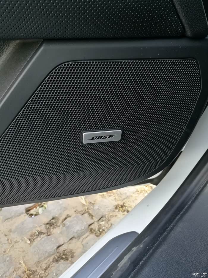 boss音响,门上的大喇叭,后座后面还顶个大的