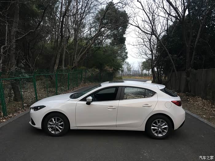 最后的2016款认证白色昂克赛拉两厢求精