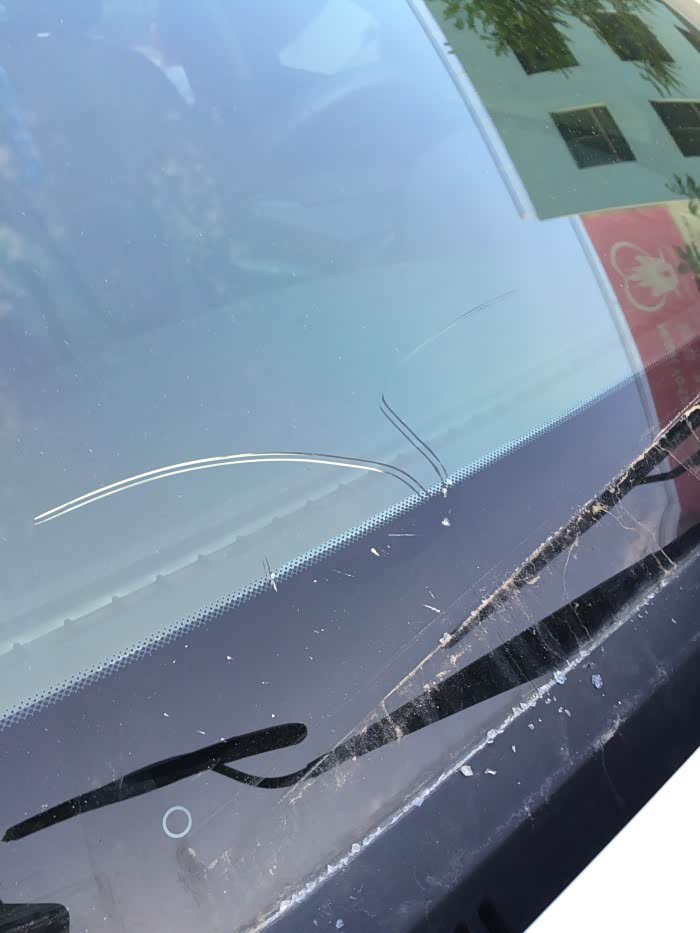 车玻璃裂了