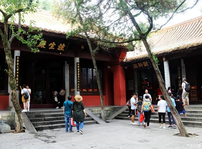 注生殿内供奉注生真君亦称南斗星君 财神殿门联福自天中财源广禄马