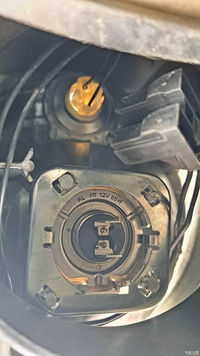 近光灯泡如何换