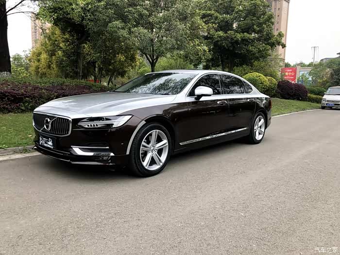 想看看黑白双拼的沃尔沃s90图片