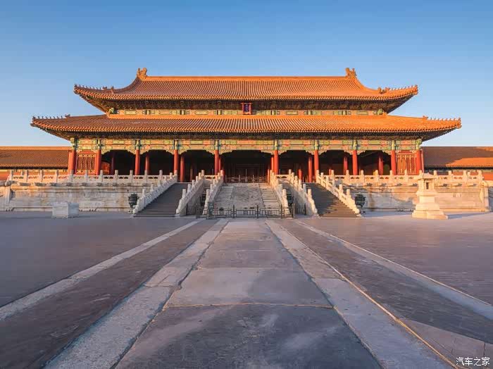 北京故宫古之皇宫大殿也,庄严宏伟,座座皆然!