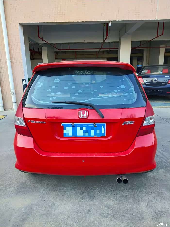 红色的老款本田飞度还是很个性的呀.