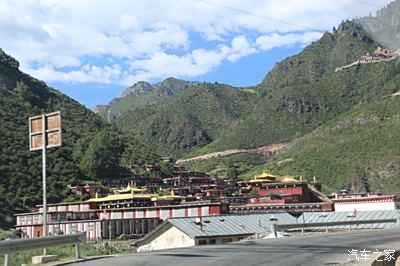 德格印经院是素有藏文化大百科全书,藏族地区璀璨的文化明珠,