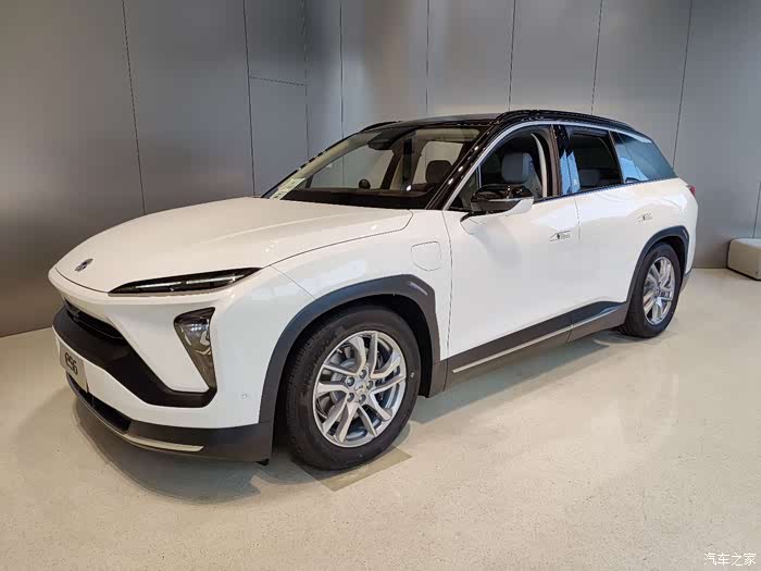 白色es6挺好看,也是去试驾了好几次,蔚来的加速比p7更猛,感受也更直接