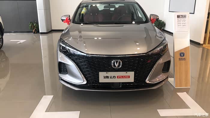 安逸动plus1.4t旗舰版采用?黑色?点阵网状进气格栅设计,整个面积?