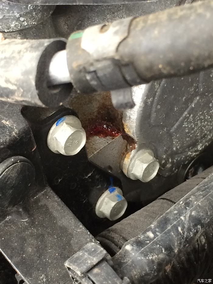 今天打开车盖看到令人不安的一幕,请问这是高压油泵漏油吗?