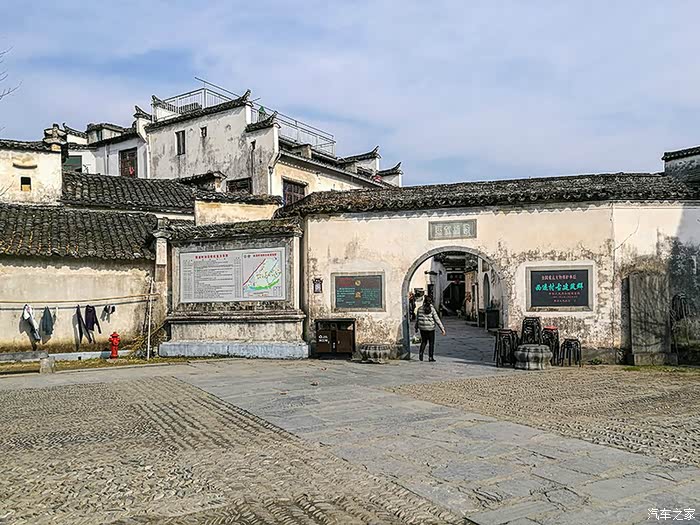 这是楼房左侧的门洞,从此门进村游览.正式名称《西递村古建筑群》