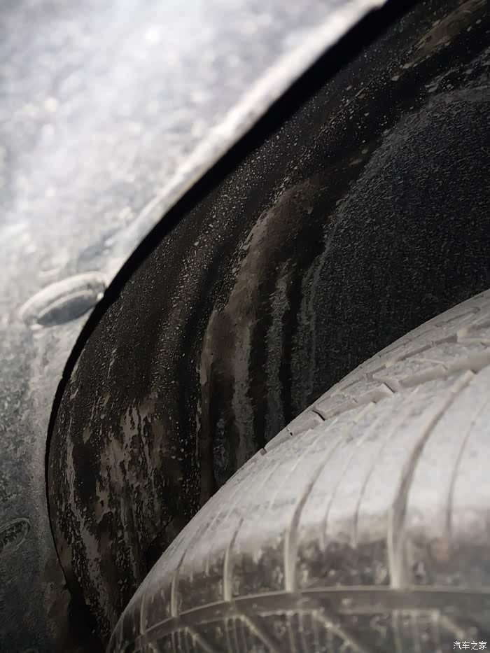右侧前轮胎上方渗油新车500公里