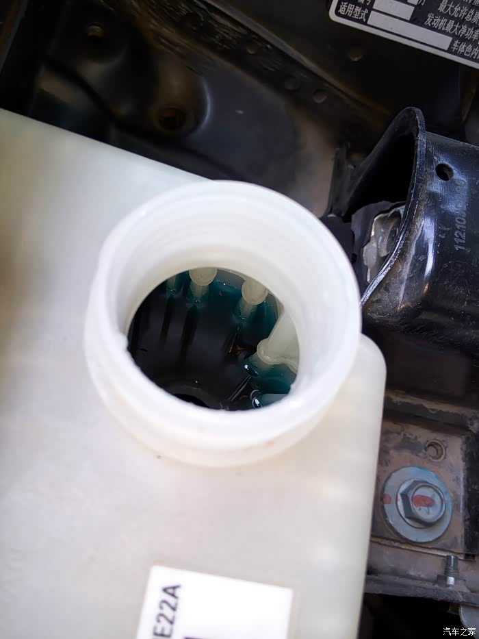 老逍客一年2w多公里发动机防冻液从最高线消耗至最低线正常吗