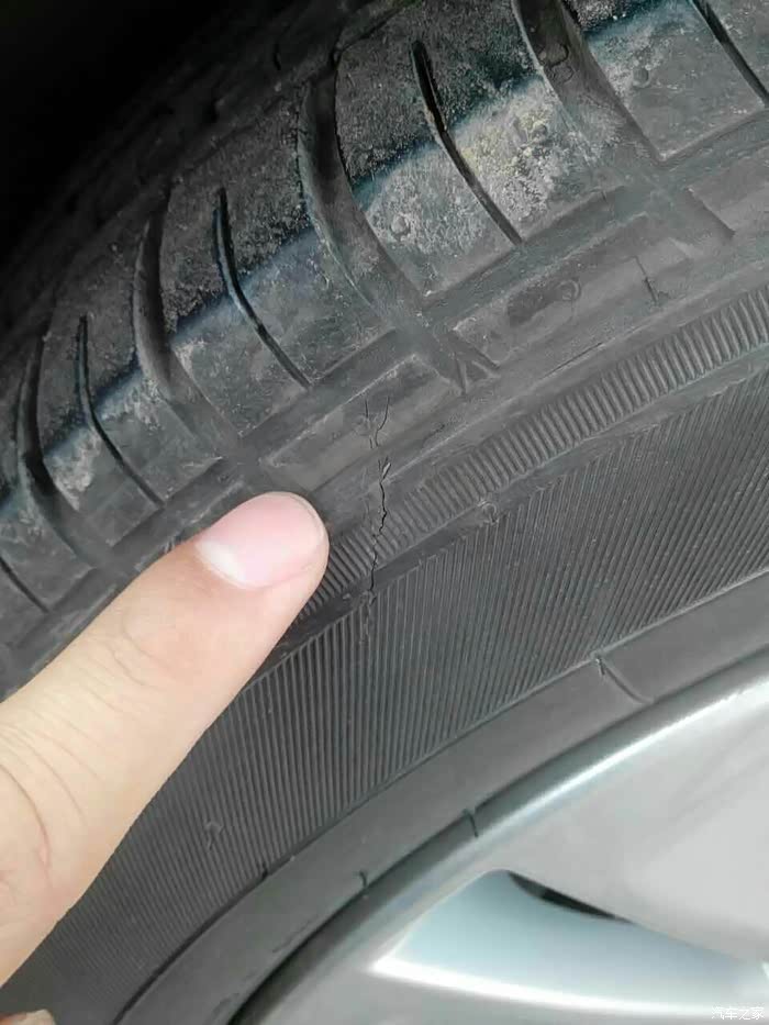 新科15万公里轮胎裂了两条裂缝