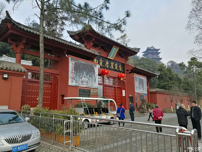 走进巴中之南龛坡石窟造像