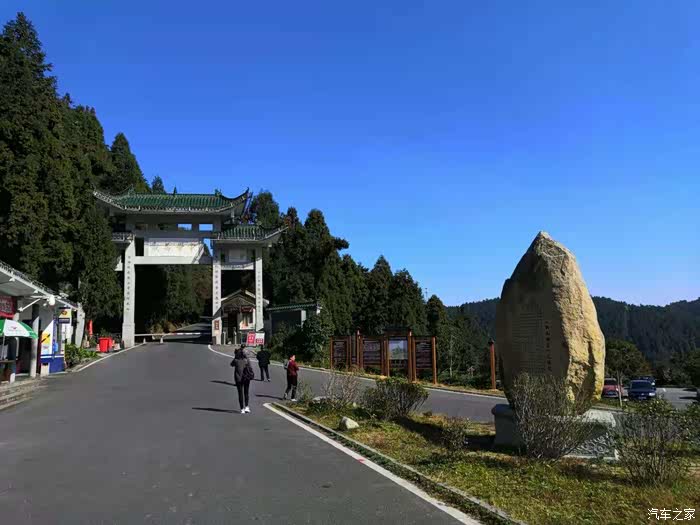 西岭门票站,主要是方便周边游客游衡山,所以规模不大,游客也少.