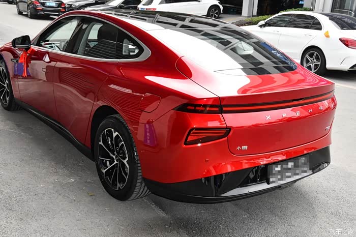 【图】红色p7的这个全玻璃车顶超级炫酷_小鹏p7论坛_汽车之家论坛