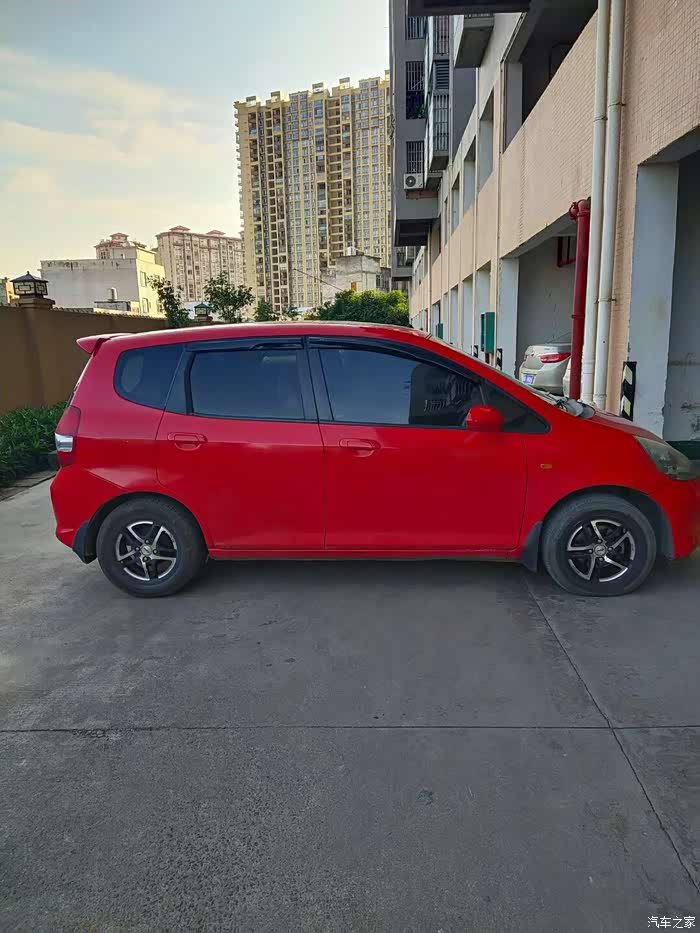 红色的老款本田飞度还是很个性的呀.