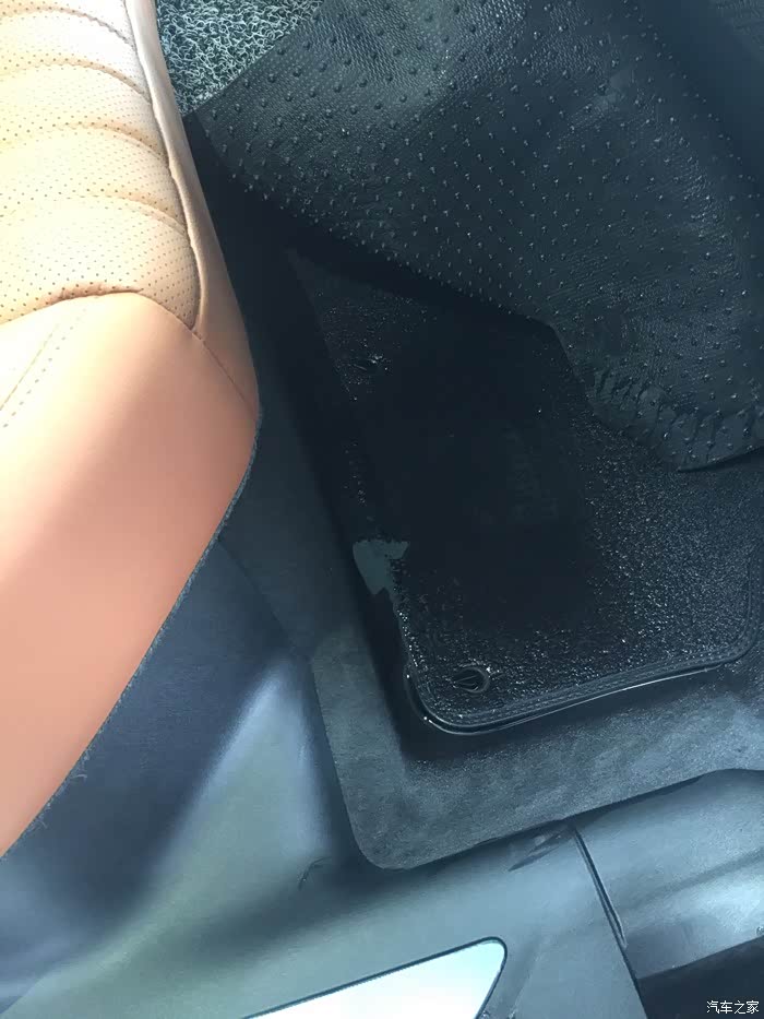 右后座积水严重