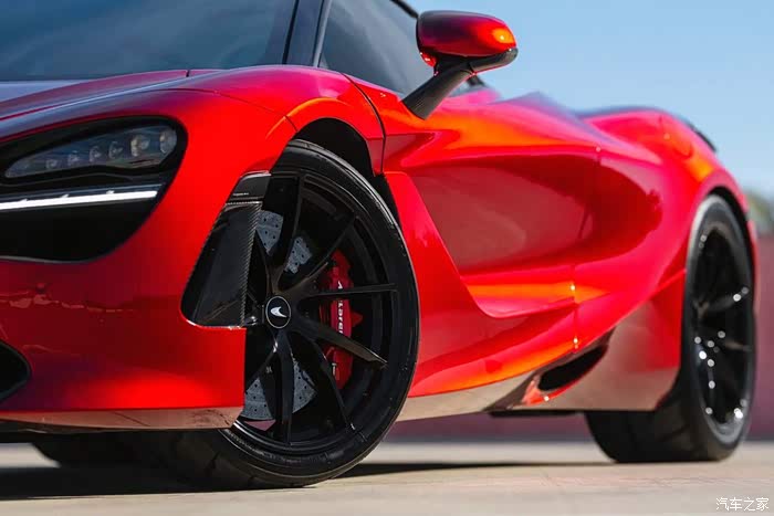 红色的迈凯伦跑车吸睛里十足啊!