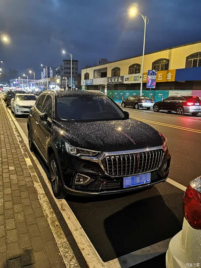 红旗hs5采用中文车标标配20t加6at组合内饰奢华