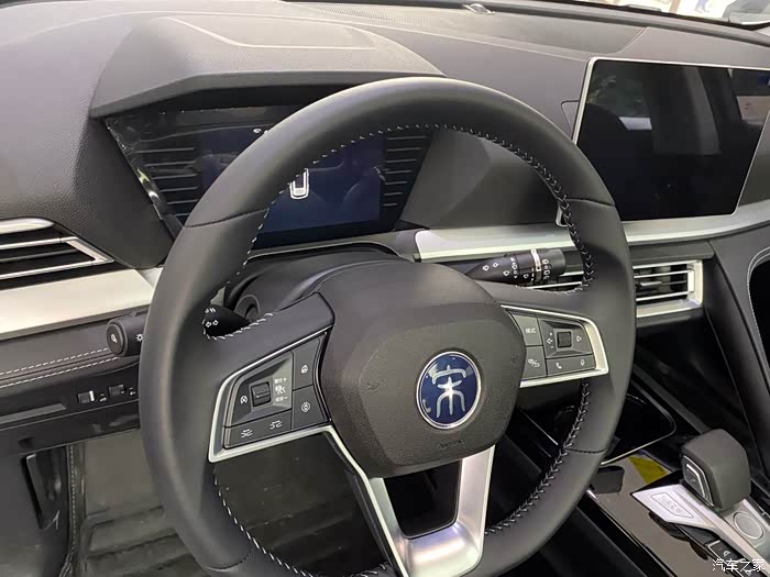 电子方向盘,一只手完全可以掌控