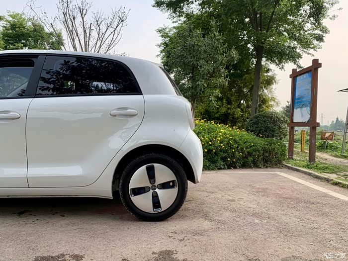 六万起的欧拉黑猫年轻人的第一辆新能源车