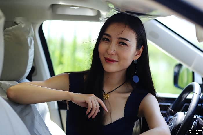 兄弟媳妇儿当车模之绽放在夏日的神采飞扬
