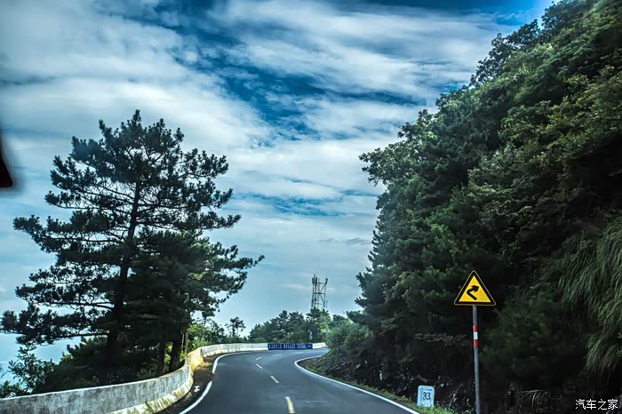 庐山上有许弯道没有反光镜,这样弯道还是小心为好.