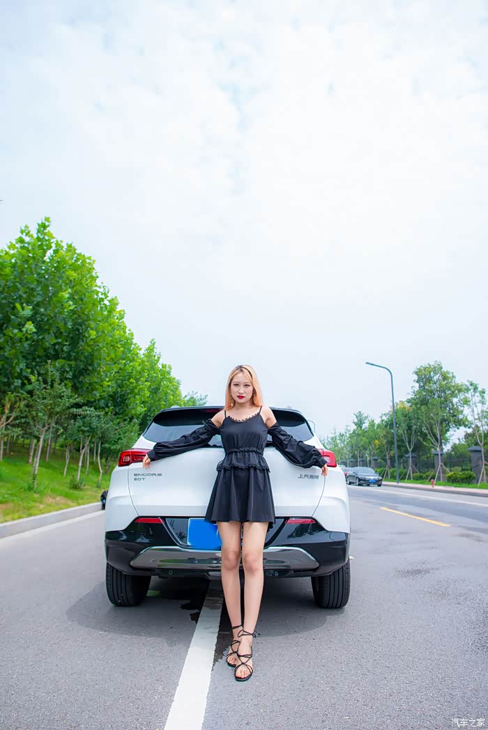 拍照的时候天气很热,美女在外面拍一阵就到车里开着空调凉爽一下