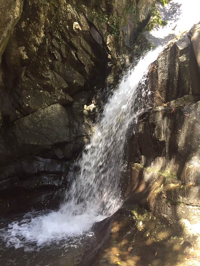 十八潭水深千尺