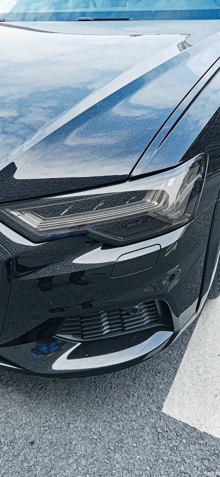 一个黑化的a6 allroad,亚光轮眉贴黑以后挺和谐啊!