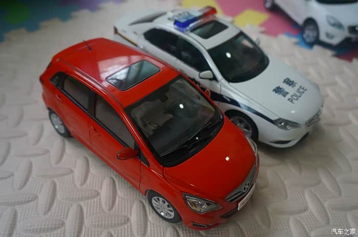 【图】绅宝警车遇见红色小e_澳门论坛_汽车之家论坛