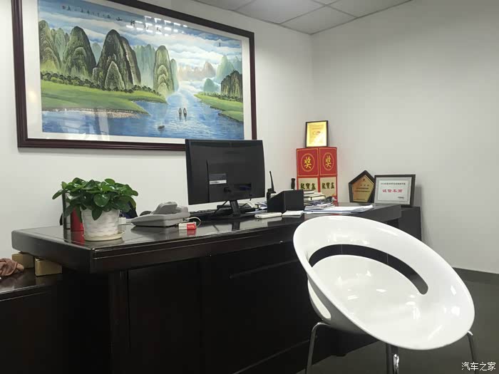 销售总监丁帅哥的办室.