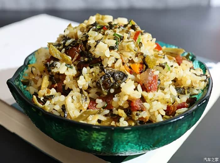 美食香肠酸菜炒饭