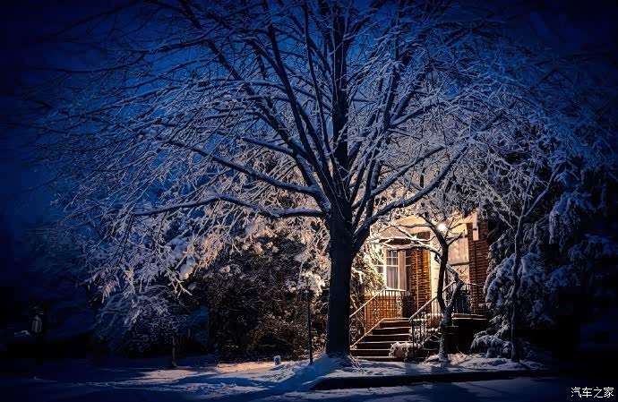 风雪夜归人夜晚的雪景非常迷人适合旅行