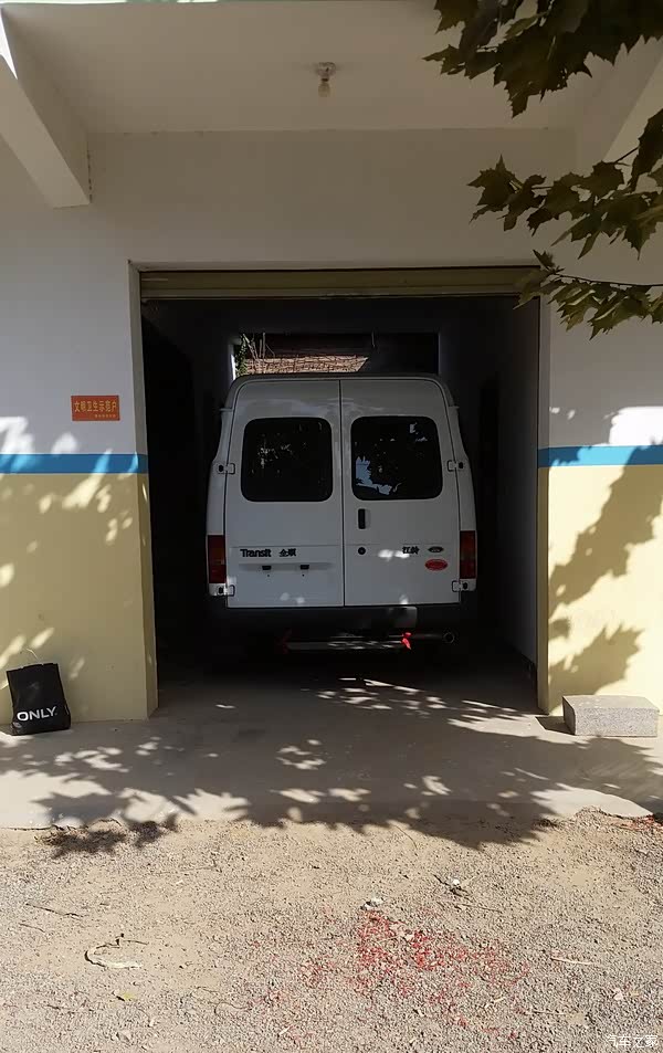 我家车库,前面还有一个水泥坡,一次不到住,车还往后溜.