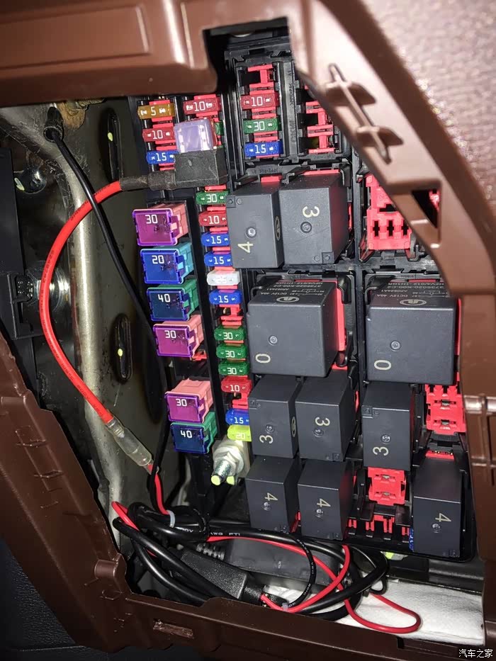 将安好保险丝取电器插在原先位置上,多余线用扎带固定好.