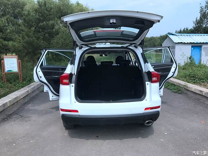 后备箱的空间足够我日常使用了,而且我很少去旅游,平时去买一些蔬菜