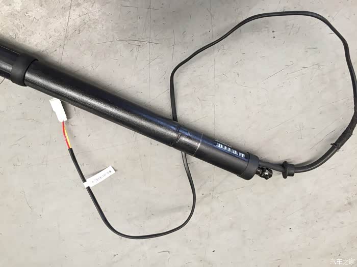 简单作业15款时尚版电动尾门撑杆更换