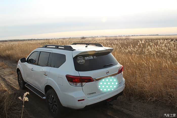 加装的行李架,纵向的,真心好看,没风阻,比横的安静很多,主要是颜值!