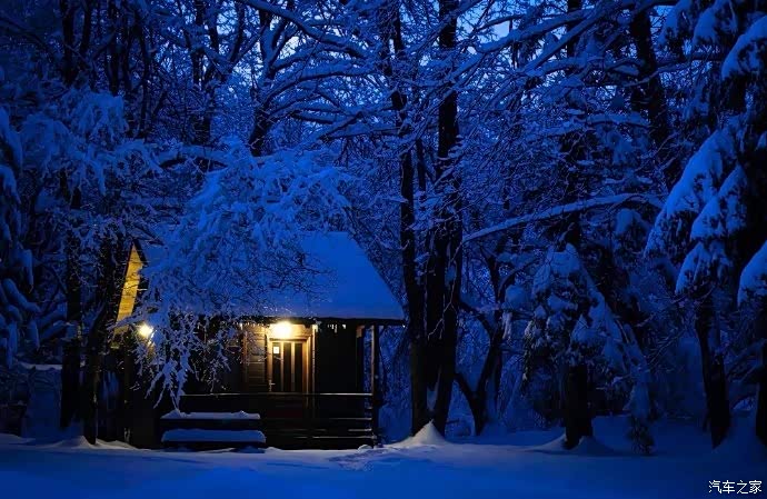 风雪夜归人夜晚的雪景非常迷人适合旅行
