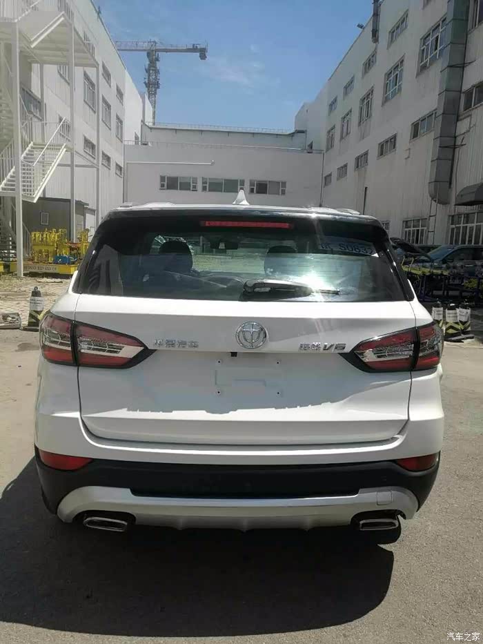 v6是银色最好看,如果红色,就更漂亮,反而是白色最不显眼,是因为勋色