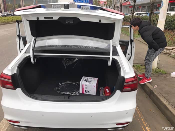 后备箱也不小
