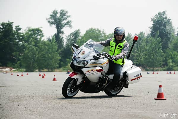 转载看得见的飞跃试驾春风cf650j2警用摩托国宾车