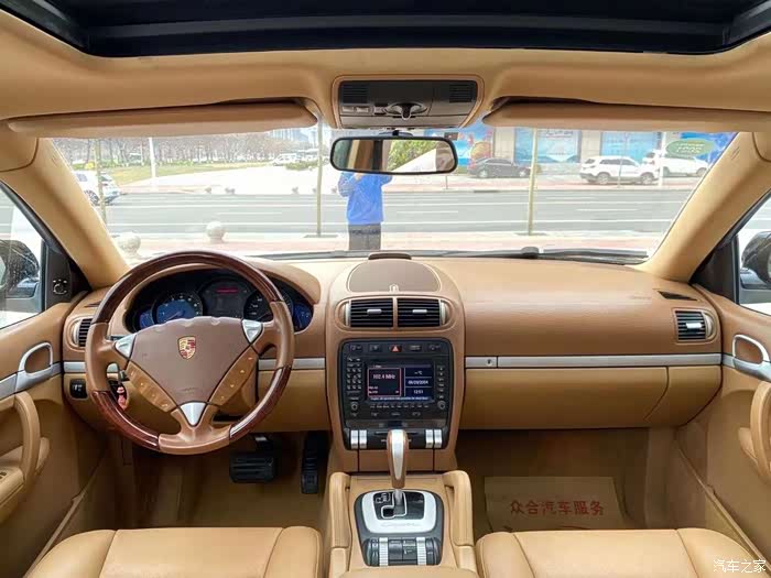 保时捷卡宴车头部分看出它的设计精妙美感!