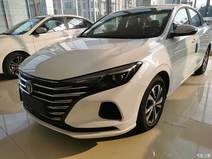 赏析白色逸动plus年轻时尚造型惹人爱