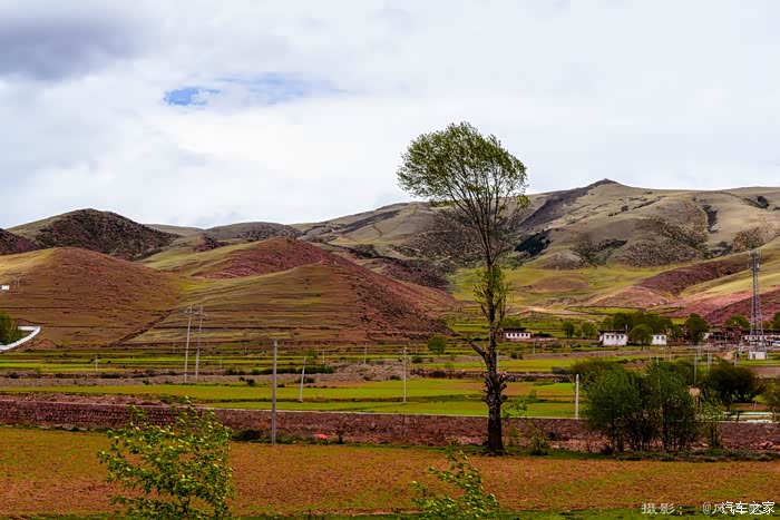 芒康四周都是这种光秃秃的山坡,我好想爬到山顶去看一看.