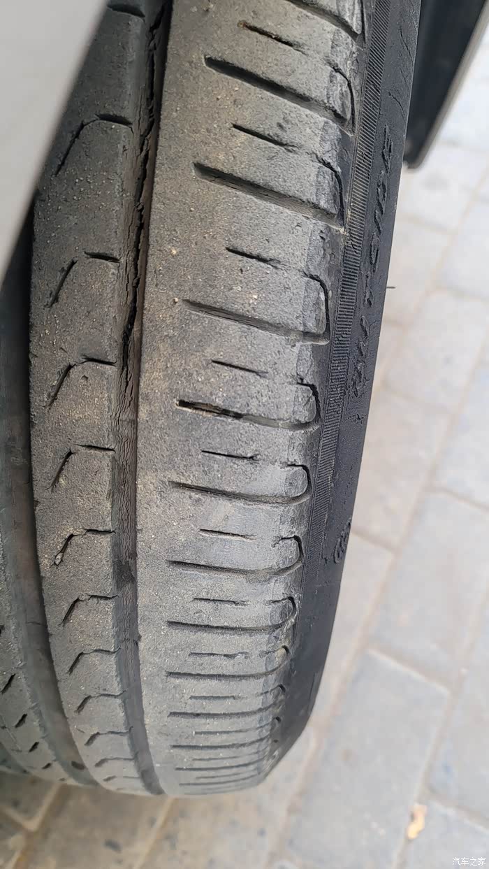 轮胎开裂严重