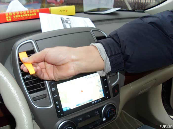 安装师傅用装车工具拆原车的导航